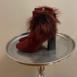 Cape robin burgandy boot with fur detailing on outside . Zipper on inside!